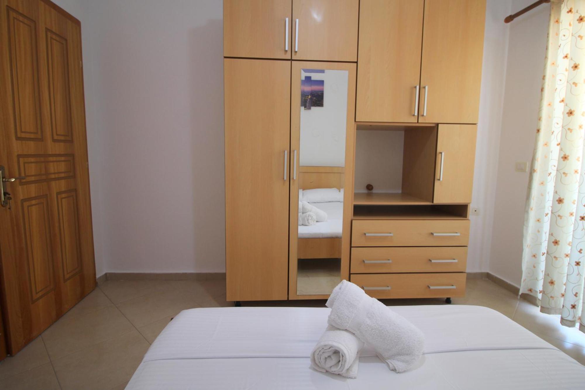July Seaview Apartments Sarandë Buitenkant foto