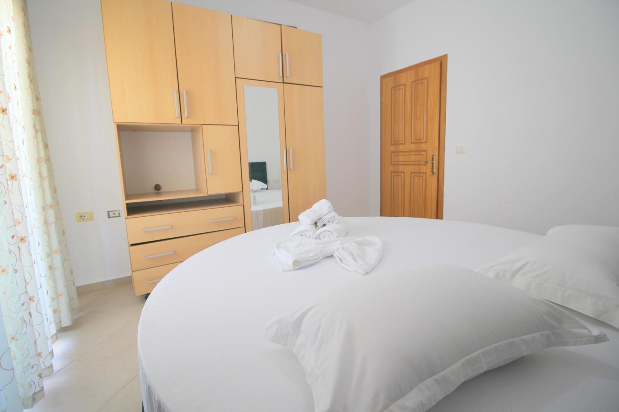 July Seaview Apartments Sarandë Buitenkant foto